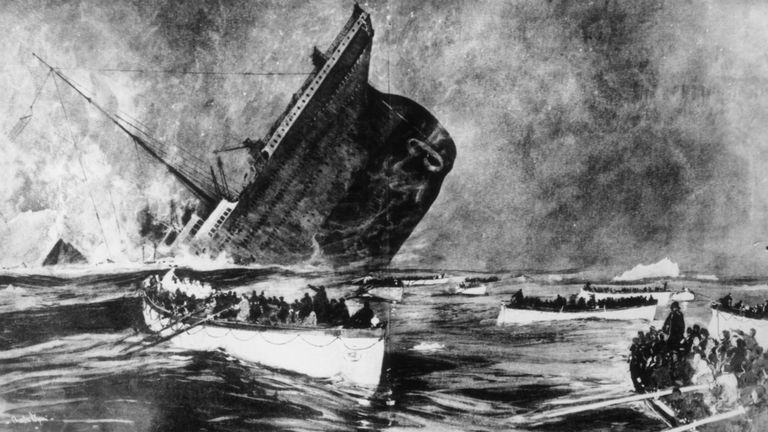 Plus de 1500 personnes sont mortes après que le paquebot a frappé un iceberg dans l'Atlantique Nord