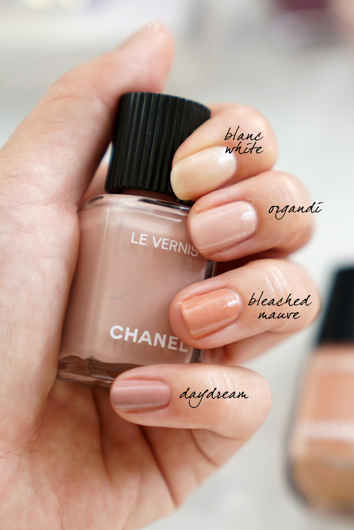 Vernis à ongles Chanel Blanc blanc, Organdi, Mauve blanchi et Daydream