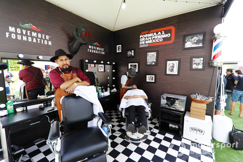 Un stand de barbier dans le paddock