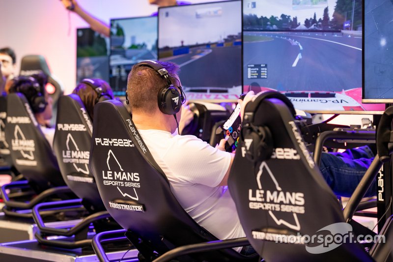 Un fan utilise l'une des plateformes de simulation du Mans eSports Series