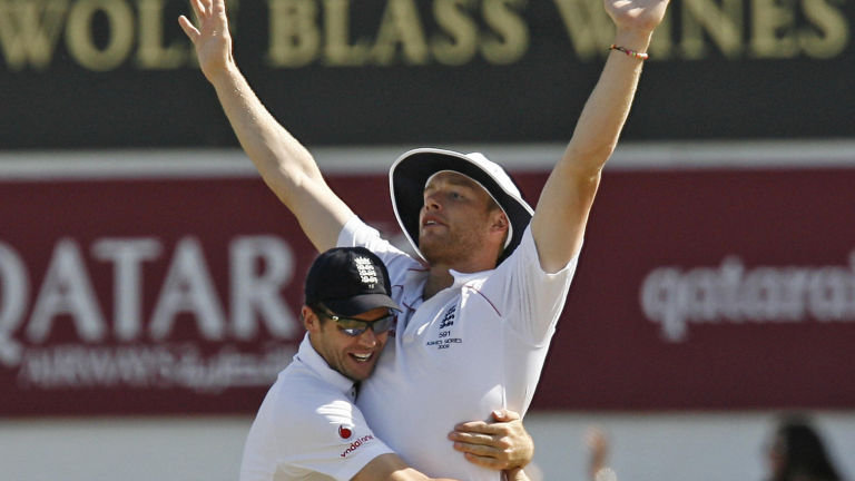 L'Angleterre Andrew Flintoff célèbre l'épuisement du capitaine australien Ricky Ponting (non illustré) avec l'Anglais James Anderson (L) pendant le 2n australien