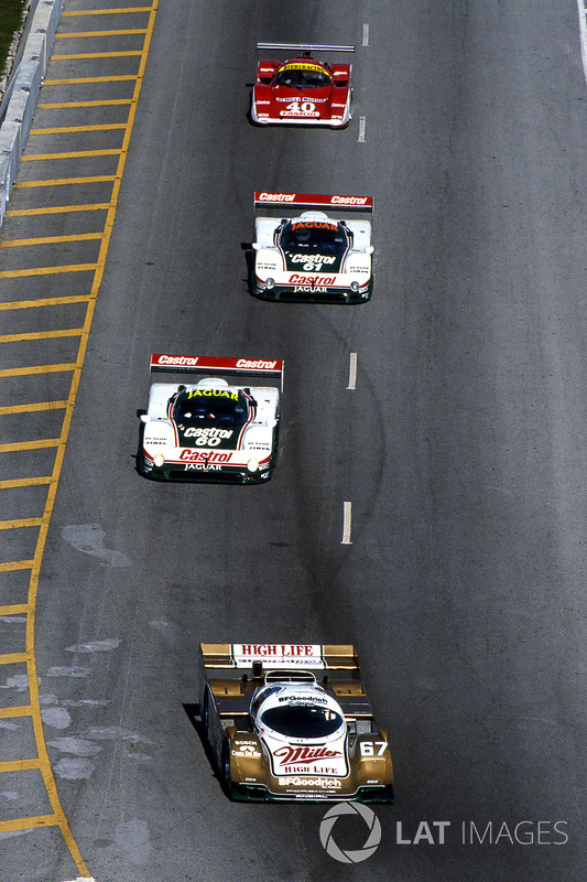 John Andretti, Bob Wollek et Derek Bell se dirigent vers la victoire aux 24 Heures de Daytona en 1989 au volant d'une Porsche 962. 