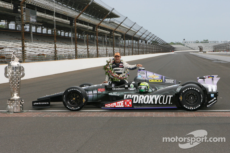 Tony Kanaan (KV Racing-Chevrolet) avec l'emblématique Trophée Borg-Warner le matin après son triomphe en Indy 500 2013. 