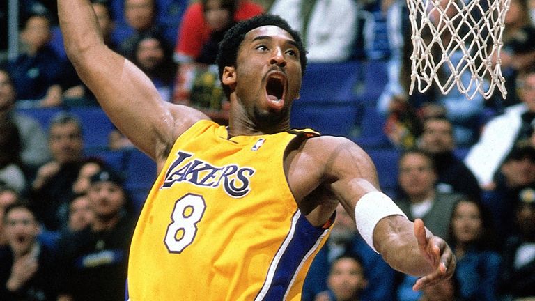 Kobe Bryant s'envole pour un dunk