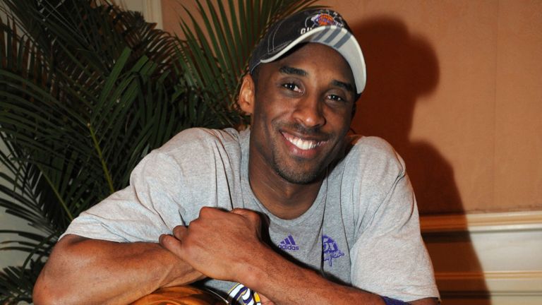Kobe Bryant pose avec le championnat NBA et les trophées MVP des finales NBA