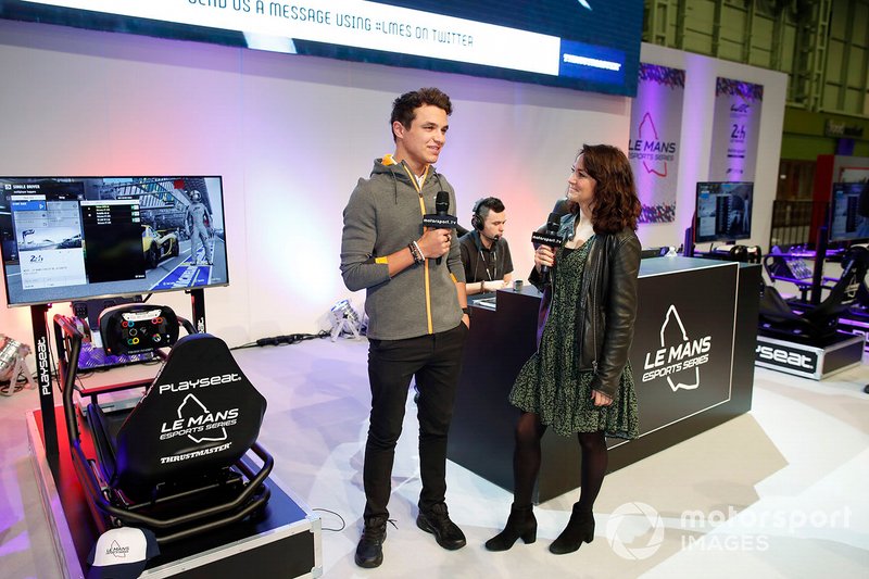 Lando Norris, McLaren est interviewé sur le stand Le Mans eSports Series