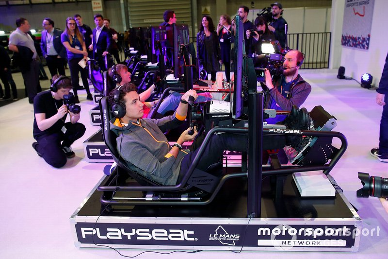 Lando Norris, McLaren sur le simulateur au stand Le Mans eSports Series