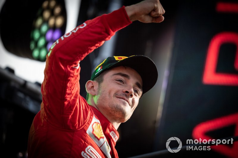 Le vainqueur de la course Charles Leclerc, Ferrari, célèbre sur le podium
