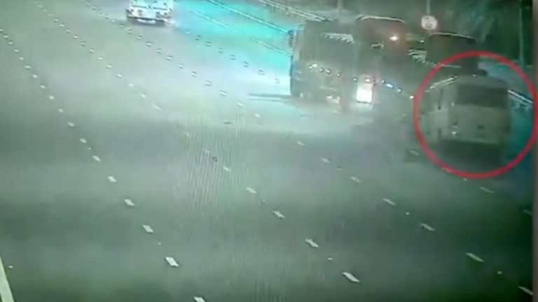 Au moment où le bus s'est écrasé dans le camion