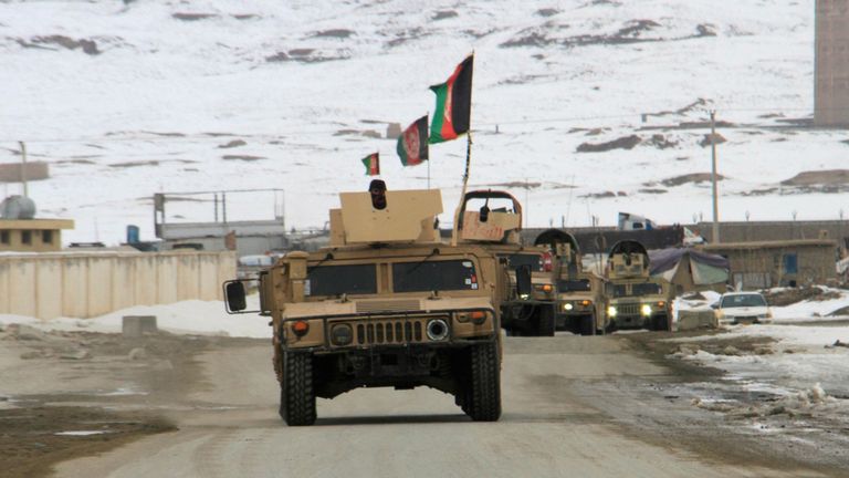 Les forces de l'armée nationale afghane se déplaçant vers le site d'un accident d'avion dans le district de Deh Yak de la province de Ghazni