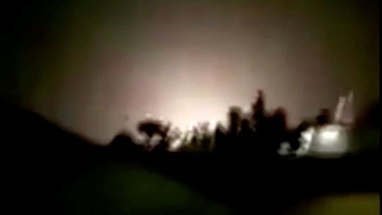 Une explosion est observée à la suite de l'atterrissage de missiles sur ce que l'on croit être la base aérienne d'Al Asad en Irak
