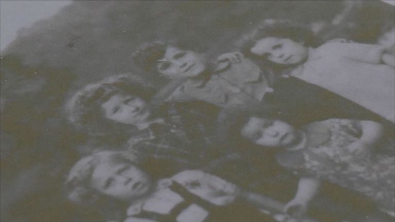 Albert Reiss (en bas à gauche) âgé de 3 ans, ainsi que quatre jeunes cousins ​​qui ont tous été tués par les nazis