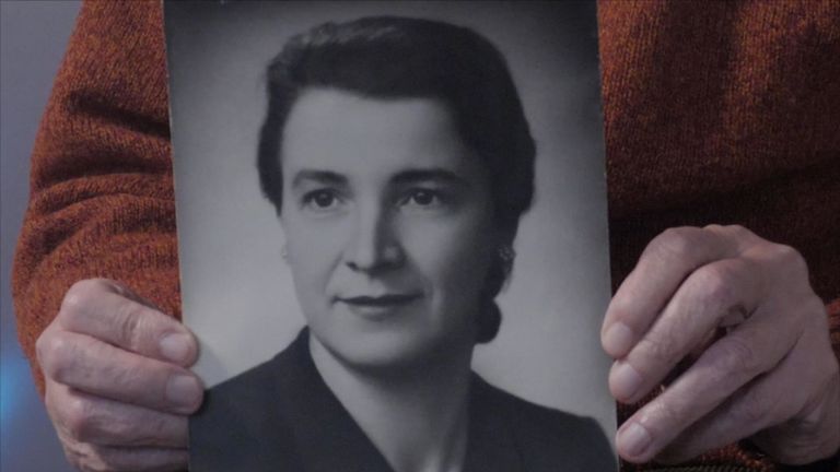 Albert Reiss brandit une photo de la femme catholique qui prétendait qu'il était son fils