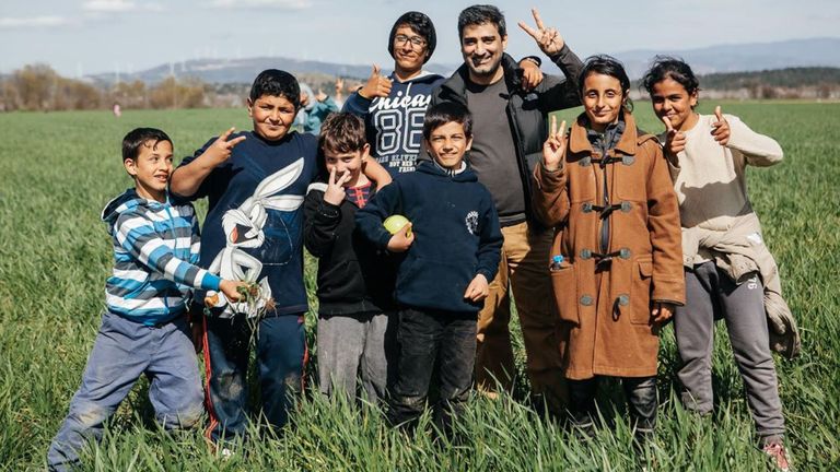 Ahmed Khan avec des enfants réfugiés syriens en Grèce