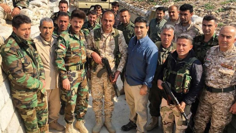 Le philanthrope Amed Khan avec la milice Peshmerga en 2016