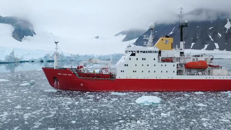 Le navire d'enquête britannique James Clark Ross recueille des échantillons pour analyse de la teneur en polluants
