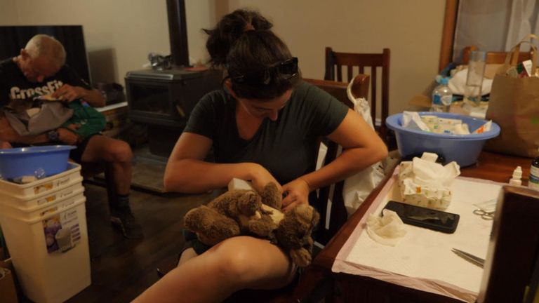 La salle avant de Sam Mitchell et de sa femme Dana a été transformée en zone de soins 24h / 24 pour les animaux orphelins