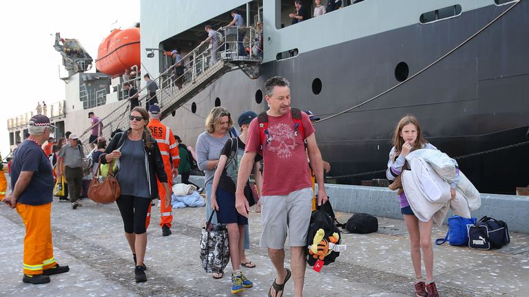 Le navire de guerre MV Sycamore arrivant au port de Hastings vers 8 heures du matin ce matin avec des évacués de Mallacoota en raison de feux de brousse massifs. Image: Ian Currie