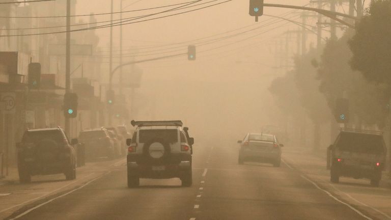 Une épaisse fumée plane sur la ville le 04 janvier 2020 à Orbost, en Australie.