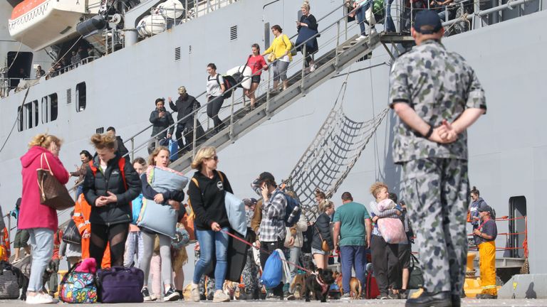 Les évacués de Mallacoota arrivent sur le navire de la marine HMAS Choules au port de Hastings, Victoria