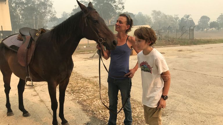Bec Winter se tient à côté de son fils, Riley, et de son cheval Charmer, qu'elle a chevauché en toute sécurité à travers les feux de brousse le soir du Nouvel An