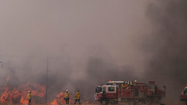 Les équipes d'incendie travaillent pour contenir un incendie près de Canberra