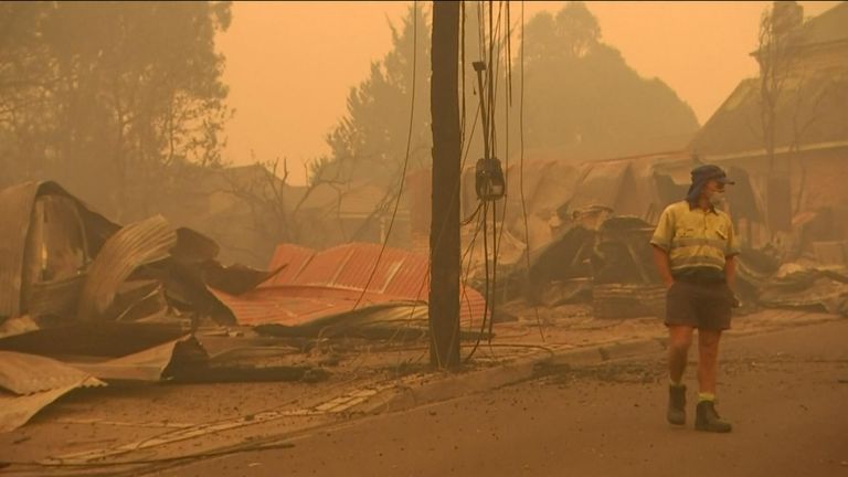 Il est maintenant confirmé que 18 personnes sont mortes dans les feux de brousse qui ont englouti l'Australie.

Plus de 200 maisons ont été perdues hier alors que des incendies se sont abattus le long de la côte dans le sud-est et ont encerclé des villes - envoyant des habitants se réfugier sur la plage pour se réfugier. 