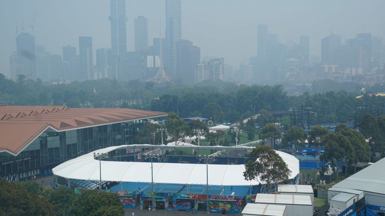 L'horizon de Melbourne enveloppé de brume de fumée lors d'une séance d'entraînement de l'Open d'Australie