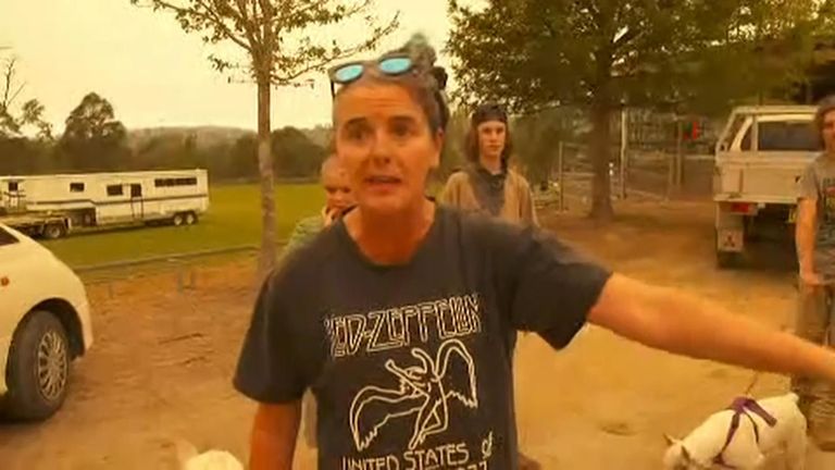 Une femme a demandé à M. Morrison quel était le nombre de morts dans les incendies