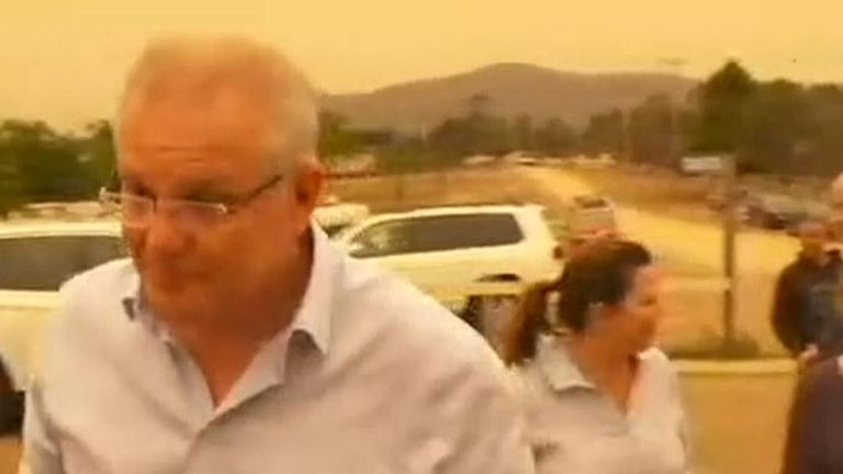 Le Premier ministre australien Scott Morrison a été confronté jeudi à des habitants en colère alors qu'il visitait la ville de Cobargo en Nouvelle-Galles du Sud.