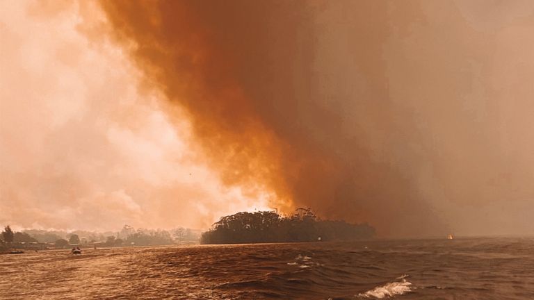 Le soulagement soutenu des feux de brousse mortels en Australie semble au-delà de son horizon. Photo: Emily Trevenen