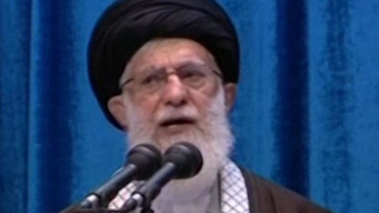 L'ayatollah Ali Khamenei prononce son premier sermon du vendredi à Téhéran en huit ans