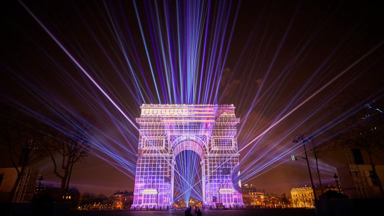 Les Parisiens se sont frayé un chemin dans le centre-ville pour profiter du feu d'artifice du Nouvel An