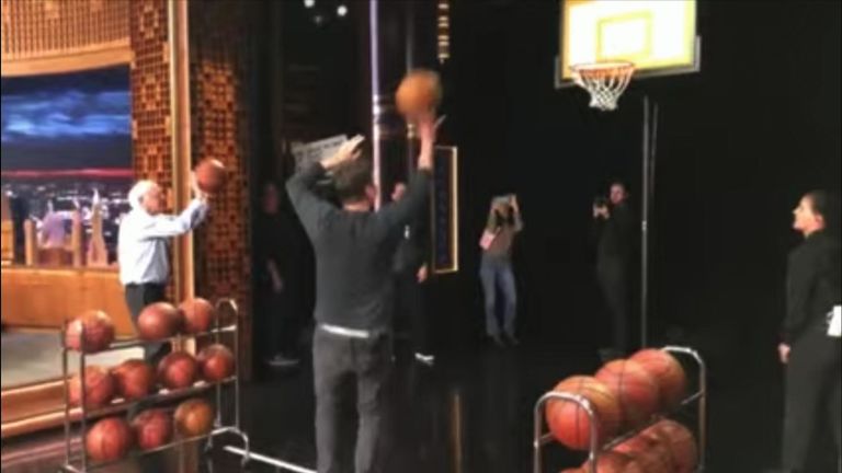 Bernie Sanders a rejoint Jimmy Fallon sur The Tonight Show pour pratiquer ses compétences en basket-ball et discuter de sa prochaine campagne présidentielle.