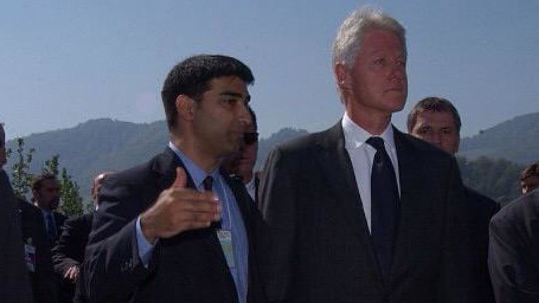 Amed Khan avec Bill Clinton en septembre 2003, Srebenica, Bosnie