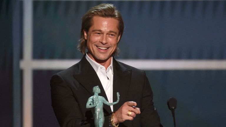 Brad Pitt accepte le prix pour la performance exceptionnelle d'un acteur masculin dans un second rôle pour Once Upon a Time in Hollywood