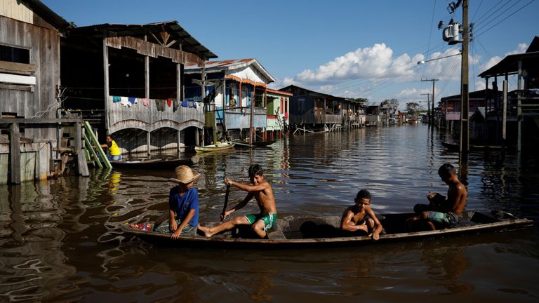 Une rue inondée par la montée des Rio Solimoes
