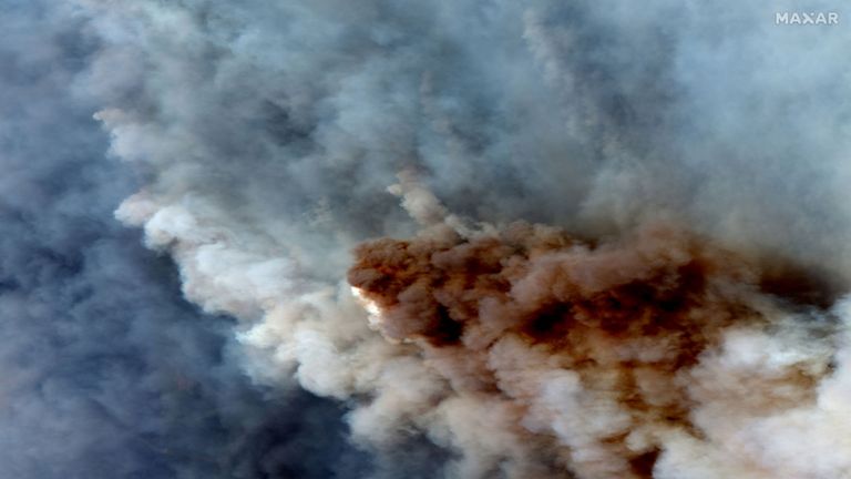 DATE D'IMPORTATION: 4 janvier 2020Une image satellite en couleur naturelle montre la fumée des incendies de forêt qui brûlent à l'est d'Obrost, Victoria, Australie le 4 janvier 2020. Image satellite © 2020 Maxar Technologies / Document