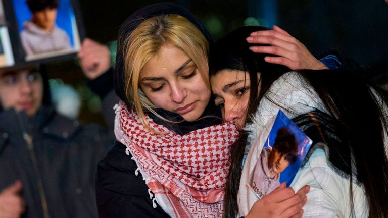 Les personnes en deuil se consolent lors d'une veille pour les victimes du vol 752 d'Ukrainian Airlines qui s'est écrasé en Iran lors d'une veillée au Mel Lastman Square à Toronto, en Ontario, le 9 janvier 2020. - Un avion de ligne ukrainien s'est écrasé peu de temps après le décollage de Téhéran en janvier 8 tuant les 176 personnes à bord, dans une catastrophe frappant une région secouée par des tensions militaires accrues. (Photo de Geoff Robins / AFP) (Photo de GEOFF ROBINS / AFP via Getty Images)