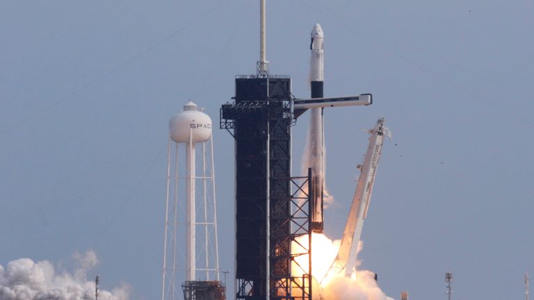 La fusée Falcon 9 transportait la capsule de l'équipage du Dragon, qui transportera éventuellement des astronautes