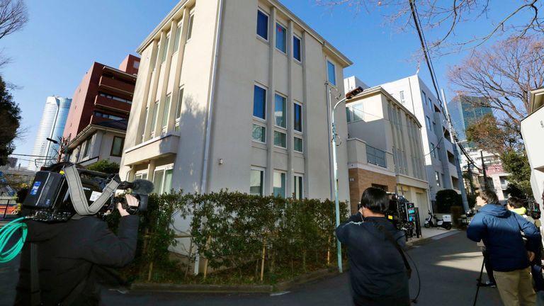 Des journalistes attendent à l'extérieur de la résidence de l'ancien président de Nissan, Carlos Ghosn, avant un raid à Tokyo