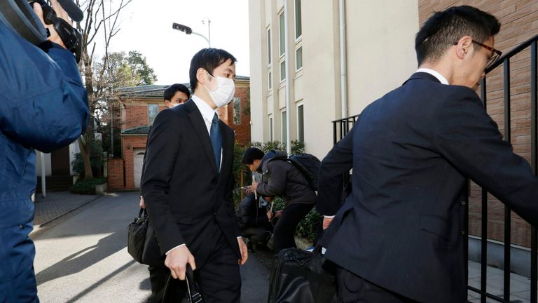 Les procureurs arrivent dans la résidence de l'ancien président de Nissan, Carlos Ghosn, pour un raid à Tokyo