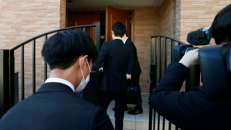Les procureurs pénètrent dans la résidence de l'ancien président de Nissan, Carlos Ghosn, lors d'un raid à Tokyo