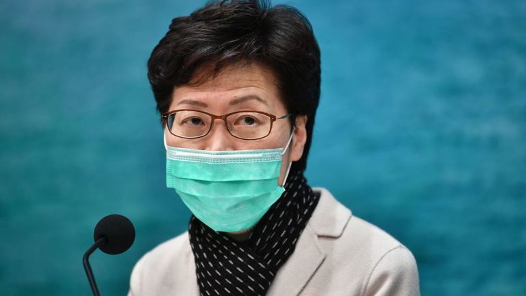 Le chef de la direction de Hong Kong, Carrie Lam, a suspendu le transport ferroviaire et les ferries vers le continent