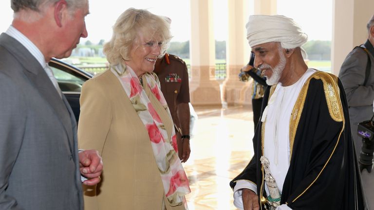 Le prince Charles et Camilla arrivent pour une audience avec le sultan d'Oman Qaboos en 2013