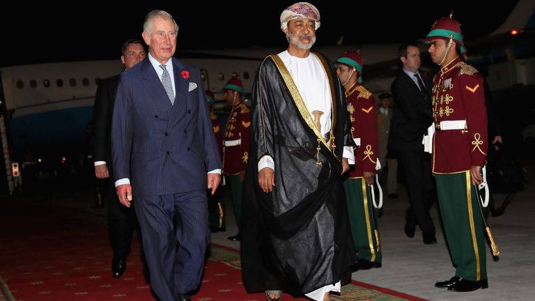 Charles marche avec le ministre omanais du Patrimoine et de la Culture d'alors, Haitham al Said lors d'une tournée au Moyen-Orient en 2016