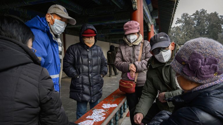 BEIJING, CHINE - 27 JANVIER: Les visiteurs portent des masques de protection lorsqu'ils visitent les jardins du Temple du Ciel, qui est resté ouvert pendant les vacances du Nouvel An chinois et du Festival du printemps le 27 janvier 2020 à Pékin, en Chine. Le nombre de cas d'un nouveau coronavirus mortel est passé à plus de 2700 en Chine continentale dimanche alors que les responsables de la santé ont enfermé la ville de Wuhan la semaine dernière dans le but de contenir la propagation de la maladie de type pneumonie dont les experts médicaux ont confirmé la transmission. hu