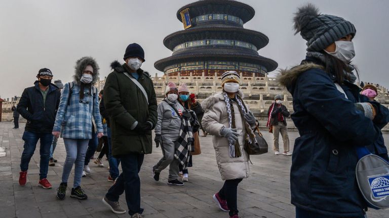 BEIJING, CHINE - 27 JANVIER: Les visiteurs portent des masques de protection pendant qu'ils visitent les jardins du Temple du Ciel, qui est resté ouvert pendant les vacances du Nouvel An chinois et du Festival du printemps le 27 janvier 2020 à Pékin, en Chine. Le nombre de cas d'un nouveau coronavirus mortel est passé à plus de 2700 en Chine continentale dimanche alors que les responsables de la santé ont enfermé la ville de Wuhan la semaine dernière dans le but de contenir la propagation de la maladie de type pneumonie dont les experts médicaux ont confirmé la transmission. hu