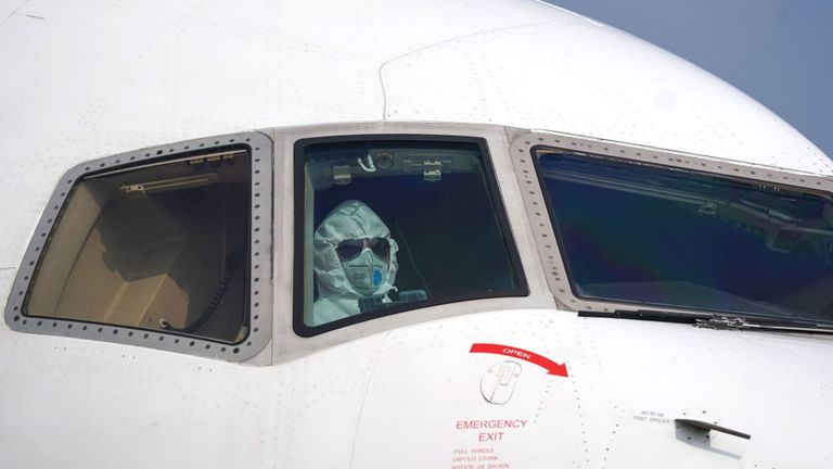 Un pilote stationne un avion dans la zone de déchargement de l'aéroport international de Wuhan Tianhe