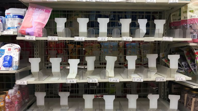 Un seul masque est laissé sur une étagère dans un magasin de Pékin car il y avait une ruée sur eux